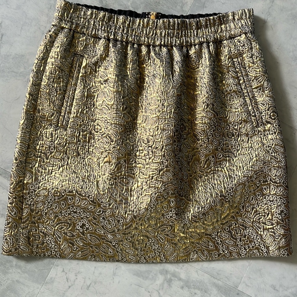 Loft Gold metallic mini skirt  elastic waist. Front welt style pockets EUC Sz SP